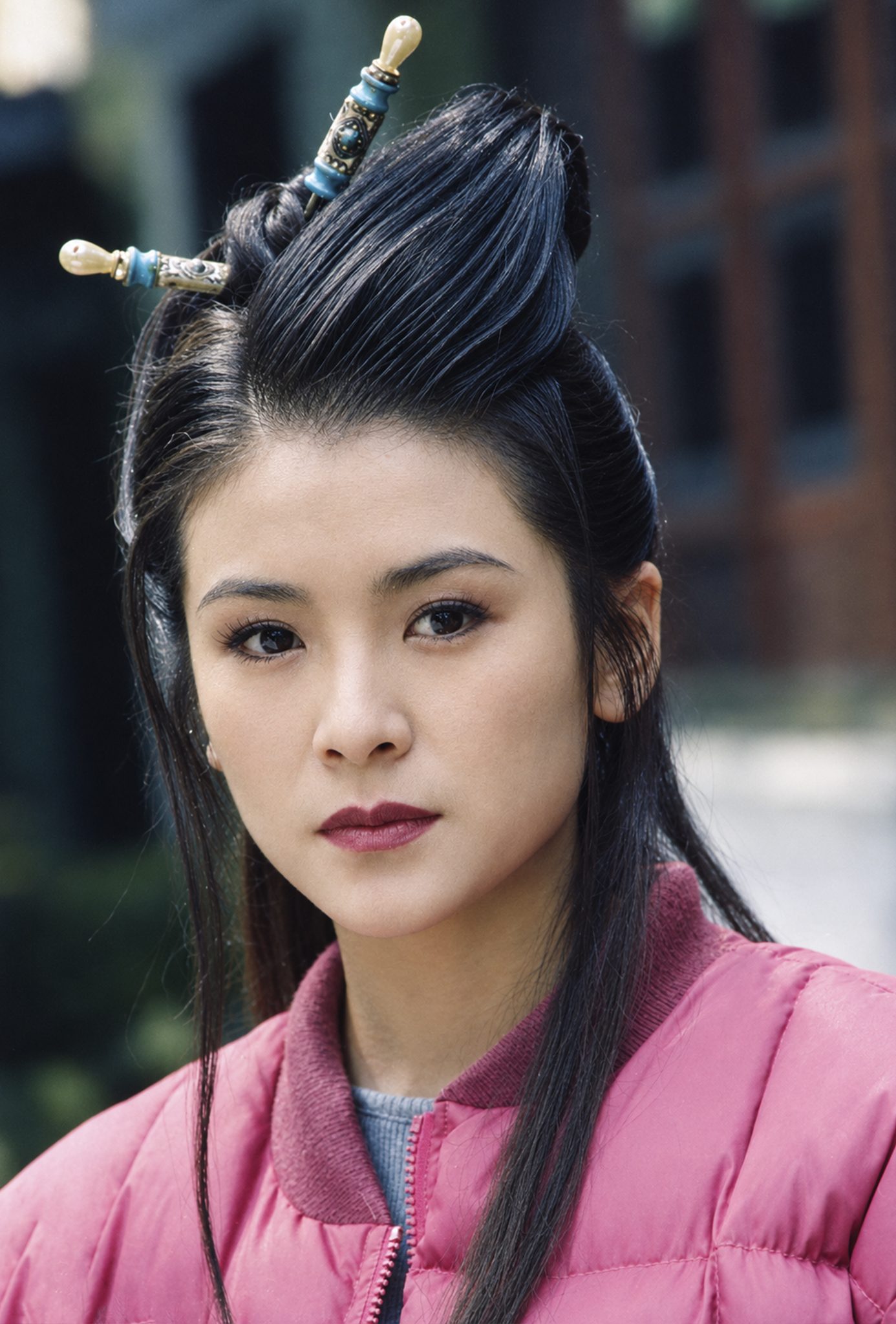 电视剧《乞丐皇帝朱元璋》剧照：梳高髻、簪着两支发簪的年轻女子，身穿粉色羽绒服，正面望向镜头