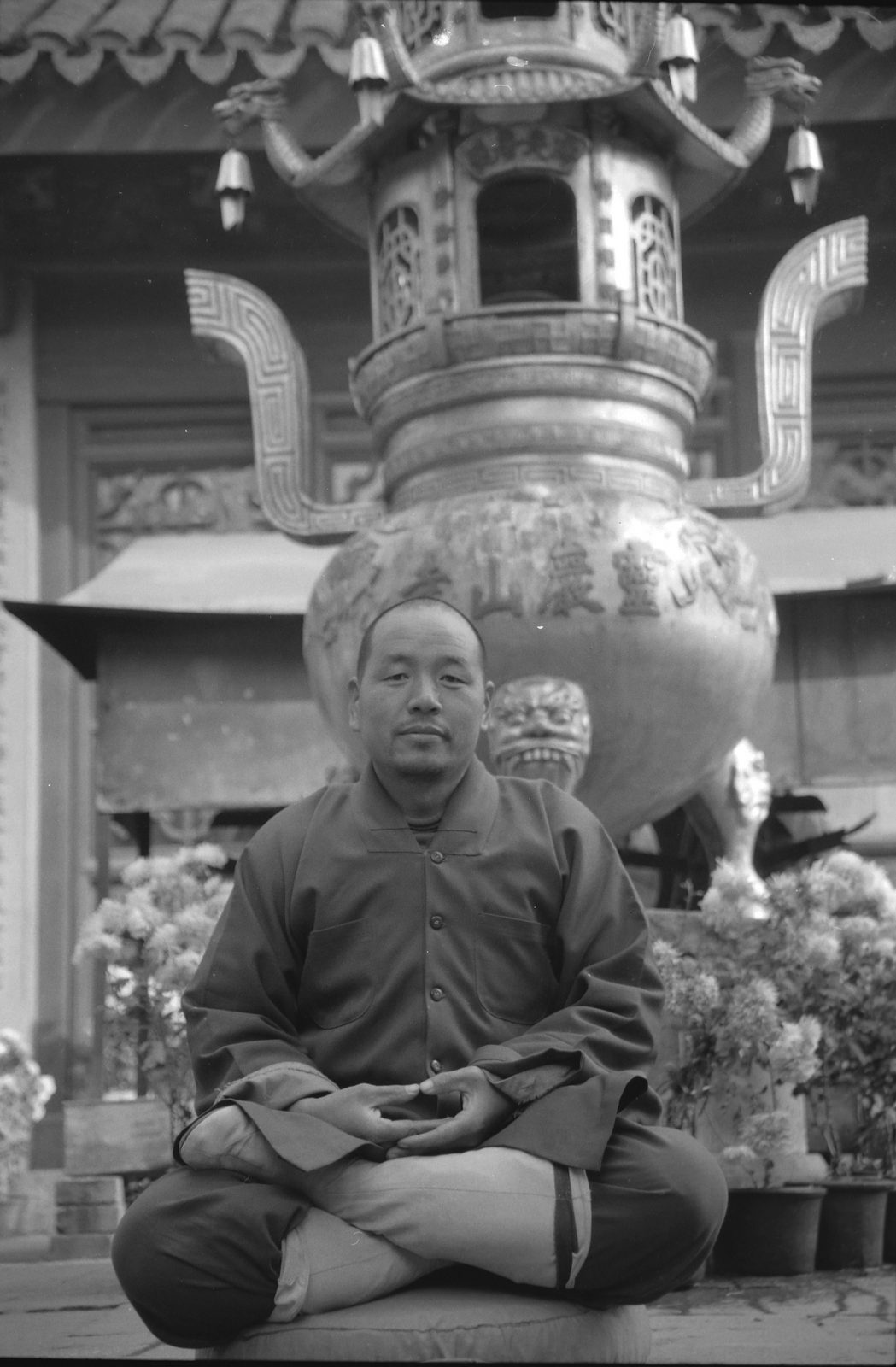 黑白照片：苏州灵岩山寺，僧人在大香炉前打坐，炉身上写着灵岩山寺